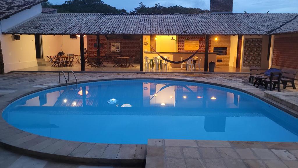 المسبح في Mansão Guará - com piscina, salão de jogos, churrasqueira e cozinha أو بالجوار