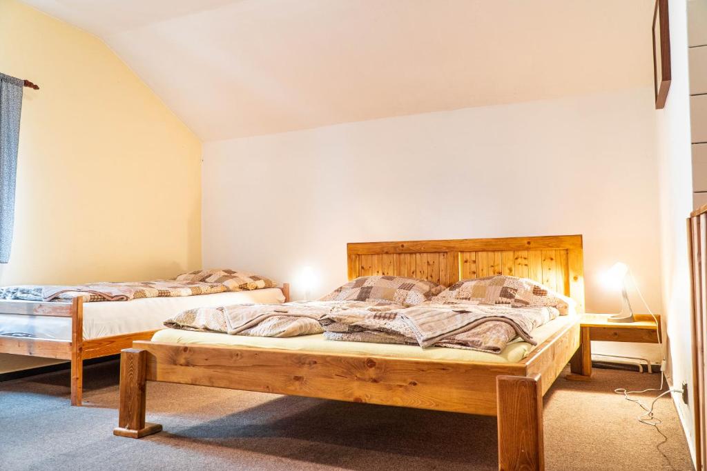 Postel nebo postele na pokoji v ubytování Penzion Jedlová hora