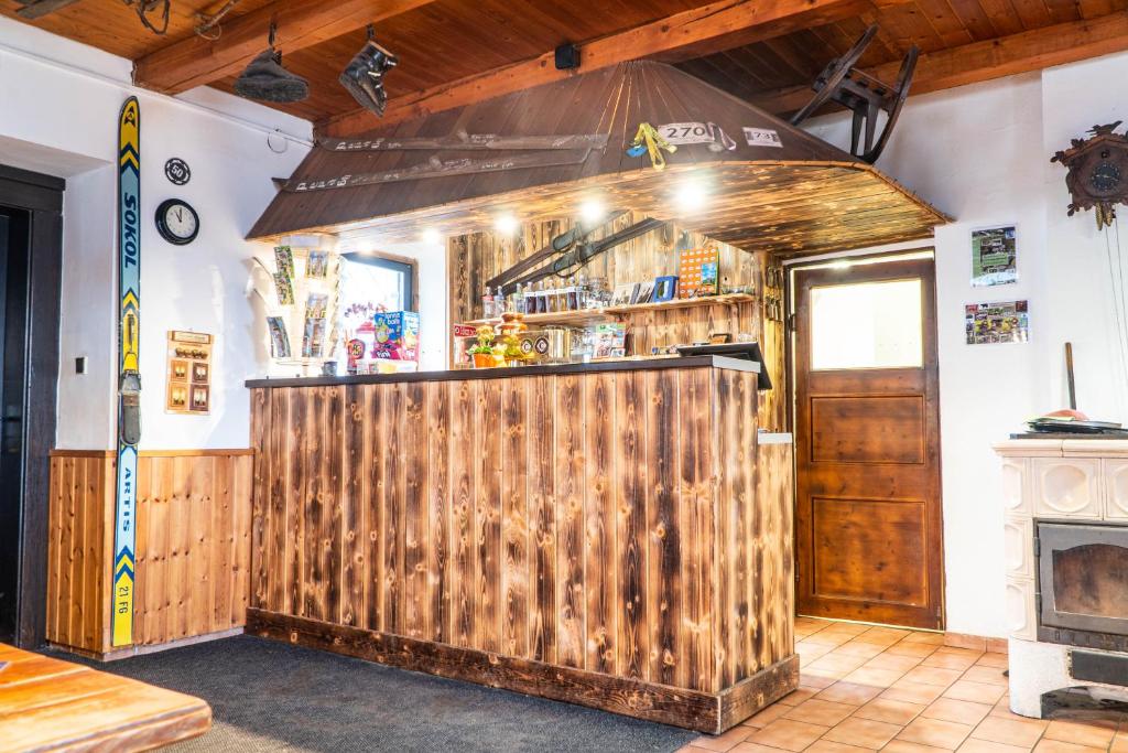 Lounge nebo bar v ubytování Penzion Jedlová hora