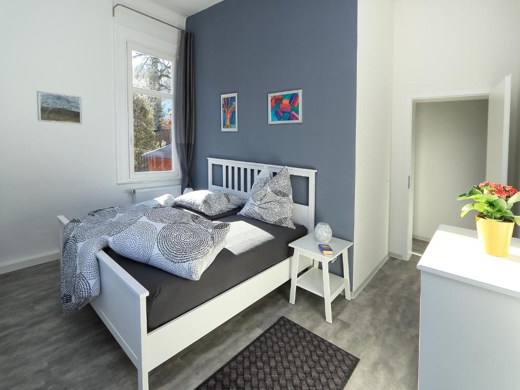 Postel nebo postele na pokoji v ubytování Moderne Ferienwohnung in alter Villa