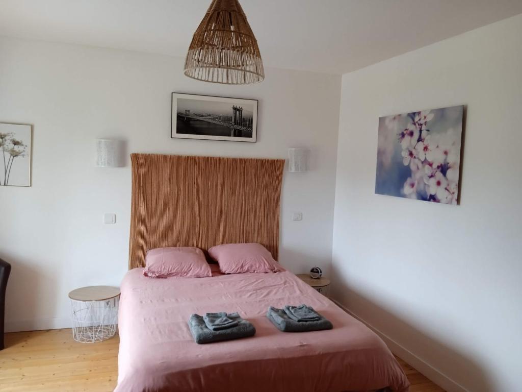 1 dormitorio con 1 cama con 2 toallas en Le Cosy, en Hiersac