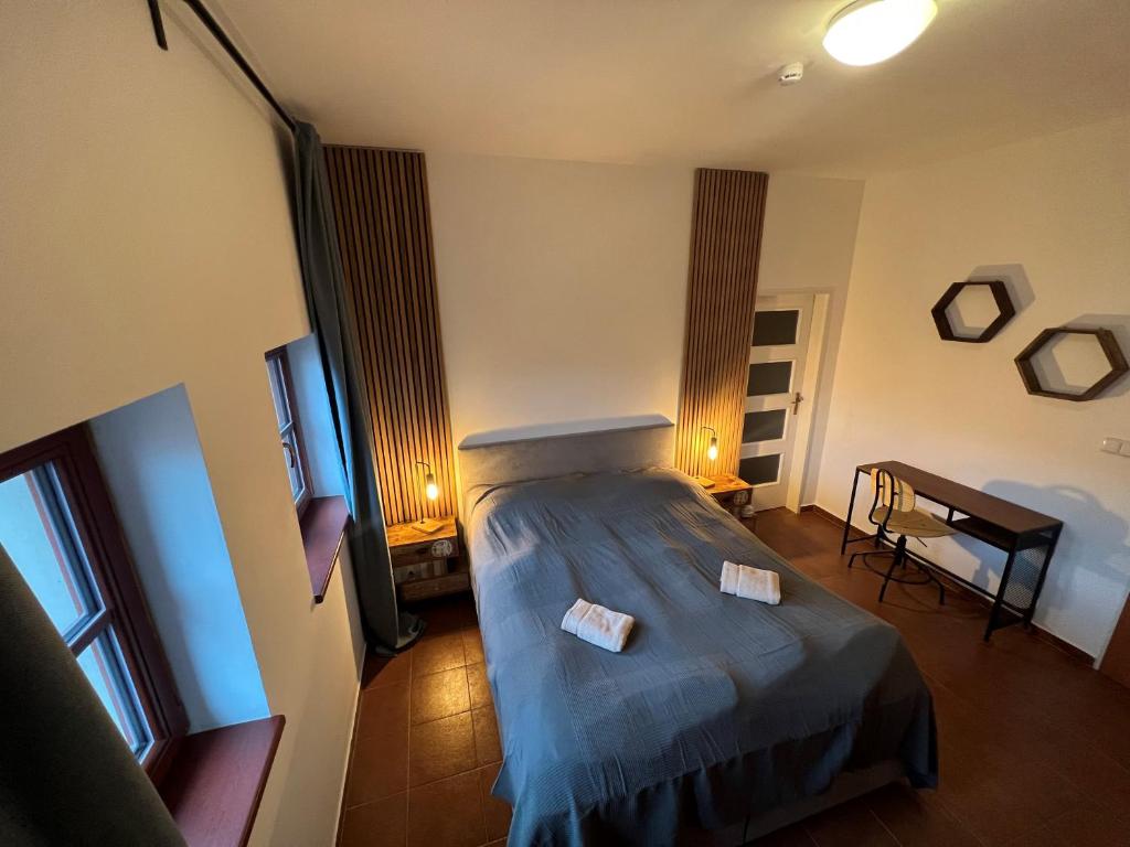Postel nebo postele na pokoji v ubytování Zbirožský dvůr