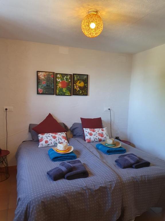 Un dormitorio con una cama con dos platos de comida. en Casita of Casa Olivar, en Tocon