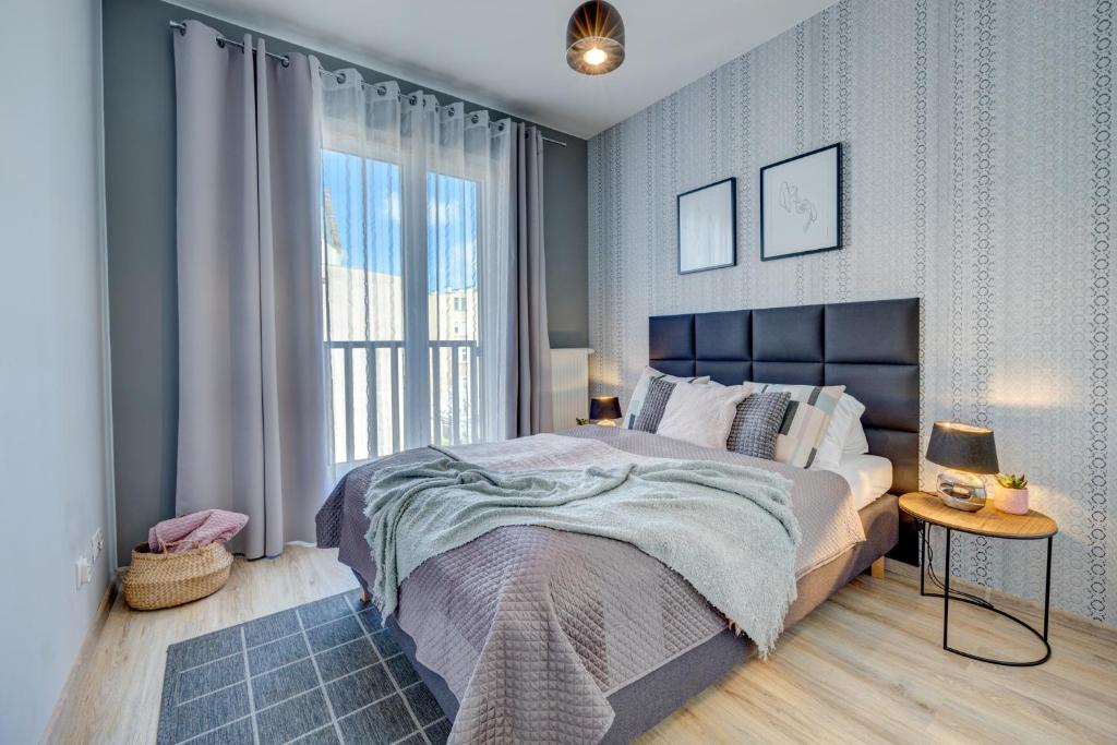 En eller flere senge i et værelse på LM APARTAMENTY PODGÓRNA Stare Miasto