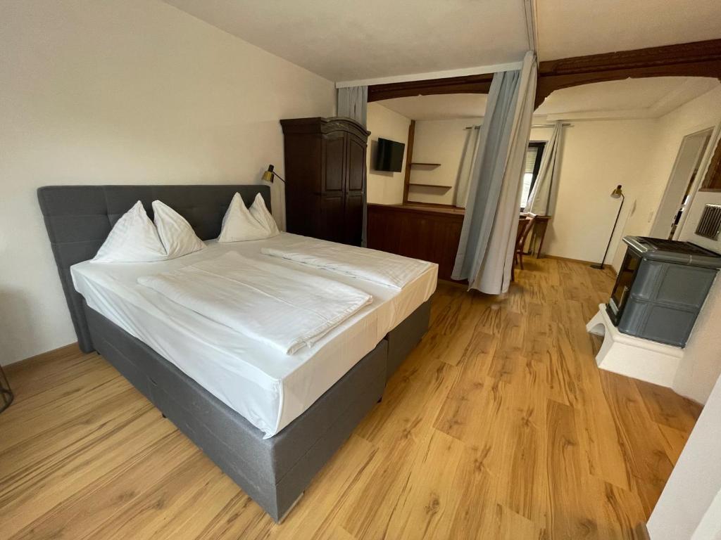 Кровать или кровати в номере Ferienhaus Auerhahn