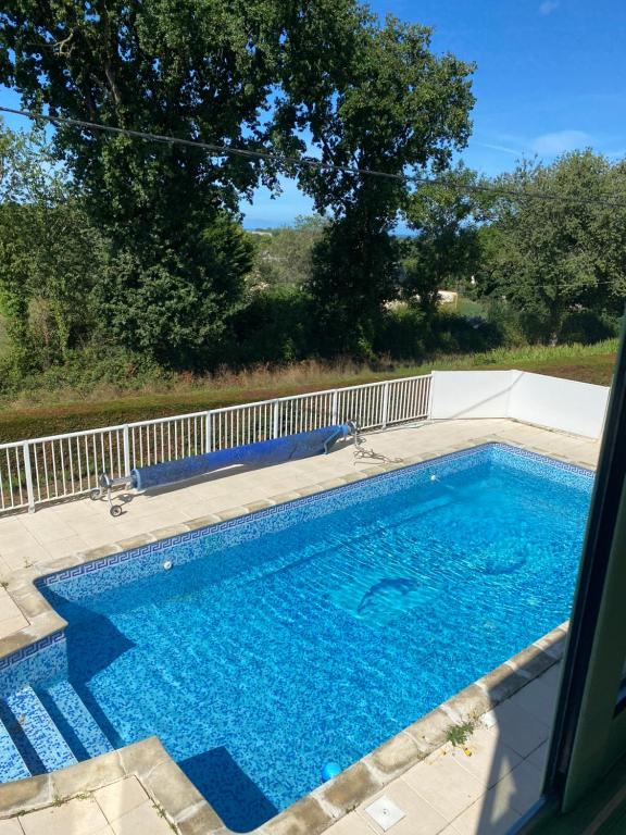 - une piscine d'eau bleue dans la cour dans l'établissement Gite aux grès des vents, à Champeaux
