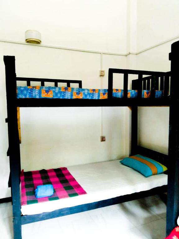 Palanda nebo palandy na pokoji v ubytování Backpacker Galle Hostel