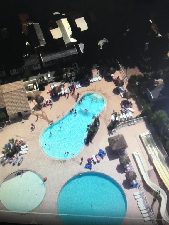 Bazén v ubytovaní Location mobile home 6 personnes a fréjus alebo v jeho blízkosti