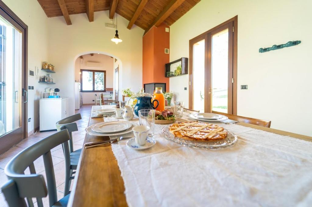 einen Esstisch mit einem Teller Essen drauf in der Unterkunft Casa Schiavoni in Forlì