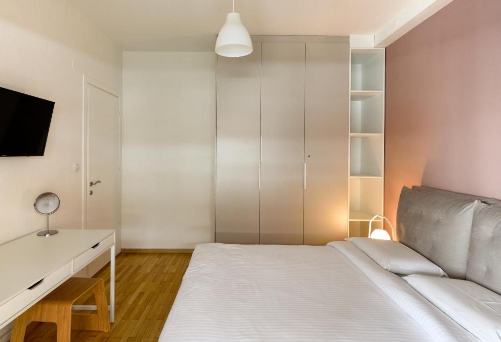 Postel nebo postele na pokoji v ubytování Blu & Marrone Suites-parking included