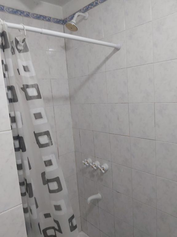 baño con ducha y puerta de cristal en Cerca de todo Habitaciones en Buenos Aires