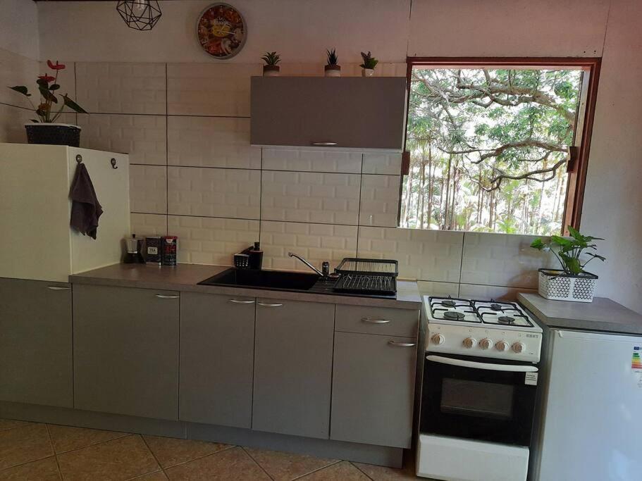Kuchyň nebo kuchyňský kout v ubytování La Caz à Irène
