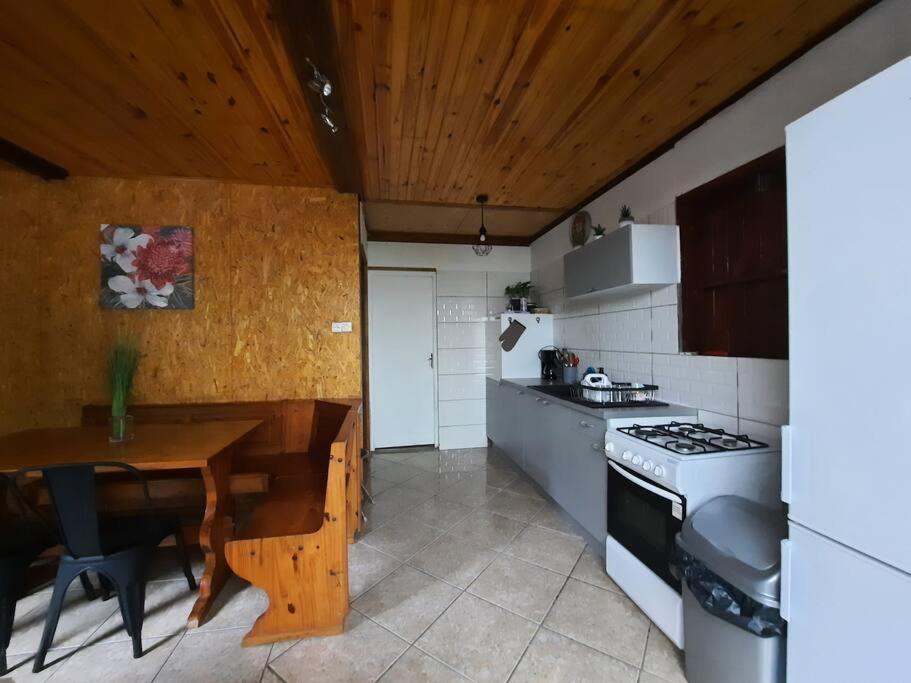 Kuchyň nebo kuchyňský kout v ubytování La Caz à Irène