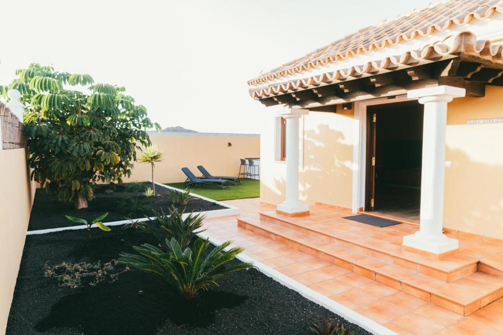 widok na dom z patio w obiekcie Moderne villa met verwarmd zwembad in Corralejo w Corralejo