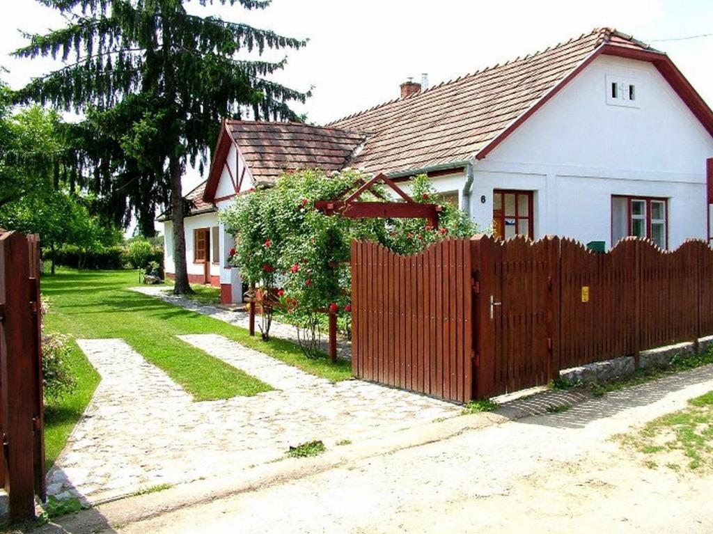 une maison avec une clôture devant elle dans l'établissement Guest House St. Mária, à Máriapócs