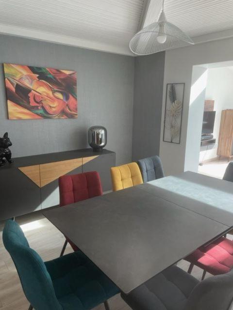 une salle à manger avec une table et des chaises dans l'établissement MAISON LOTI, à Les Sables-dʼOlonne