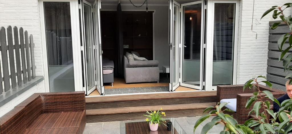 een veranda met glazen deuren op een huis bij Fewo Relax Family in Borken