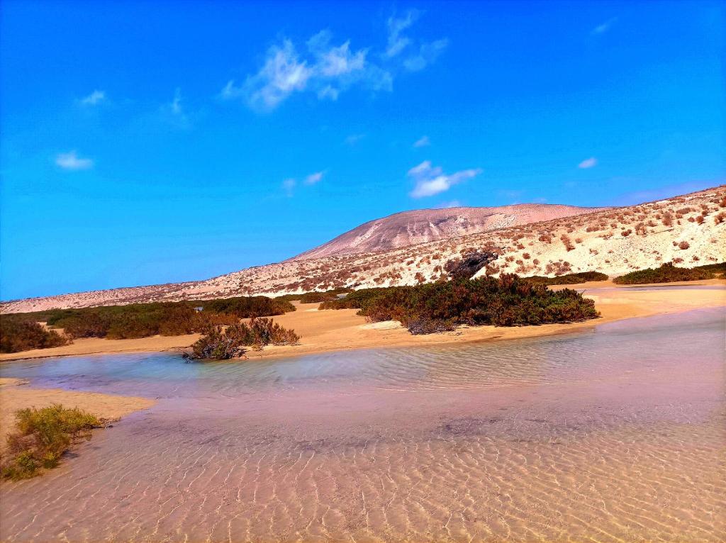 una masa de agua con una montaña en el fondo en Spirit of Costa Calma en Costa Calma