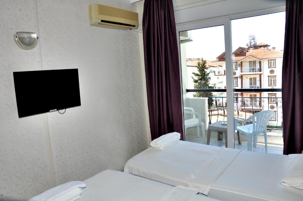 Postel nebo postele na pokoji v ubytování Saygılı Beach Hotel