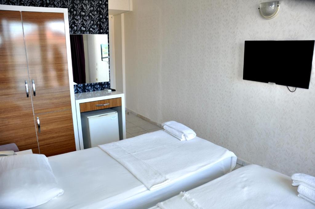 Postel nebo postele na pokoji v ubytování Saygılı Beach Hotel