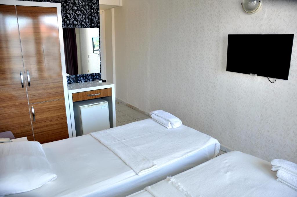 Postel nebo postele na pokoji v ubytování Saygılı Beach Hotel