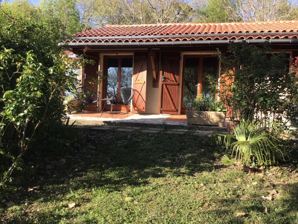 Casa pequeña con porche y jardín en Le gîte de Gascogne en Lectoure