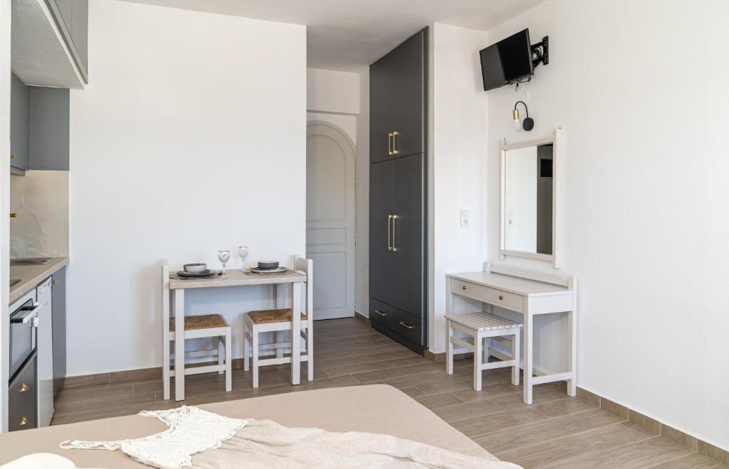 Telewizja i/lub zestaw kina domowego w obiekcie Renata Mare Beachside Studios