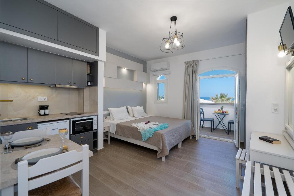 Łóżko lub łóżka w pokoju w obiekcie Renata Mare Beachside Studios