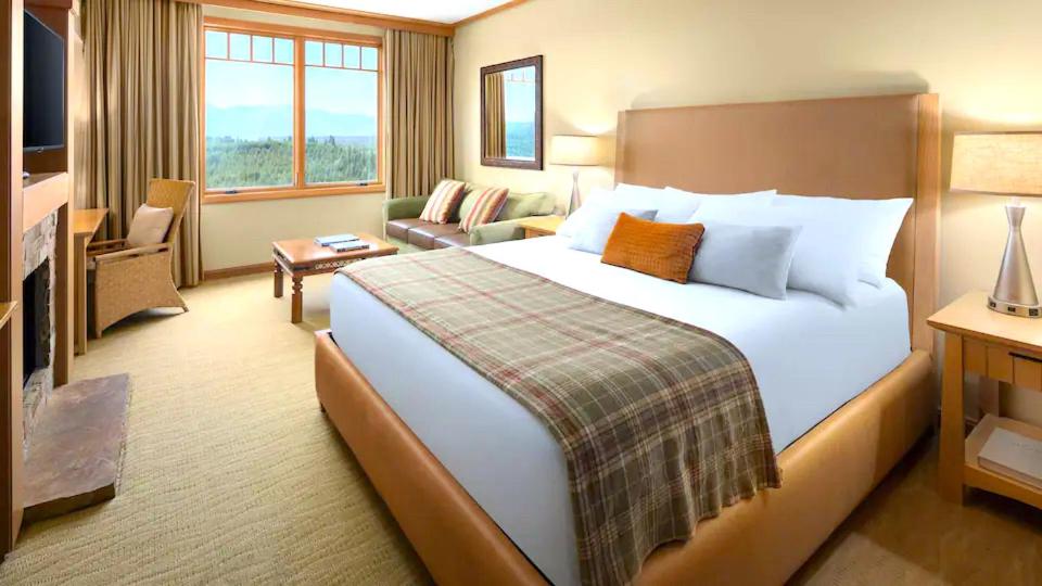una camera d'albergo con un grande letto e un soggiorno di Suncadia Lodge Studio Unit a Cle Elum