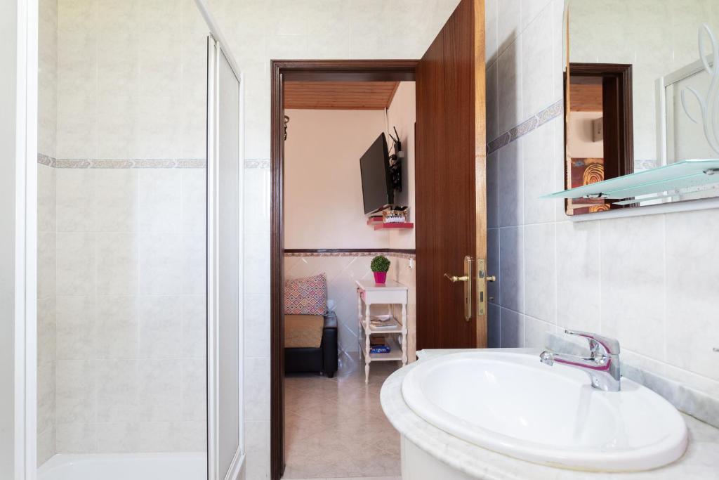 Uma casa de banho em Casa Monteiro - Piscina Interior Aquecida
