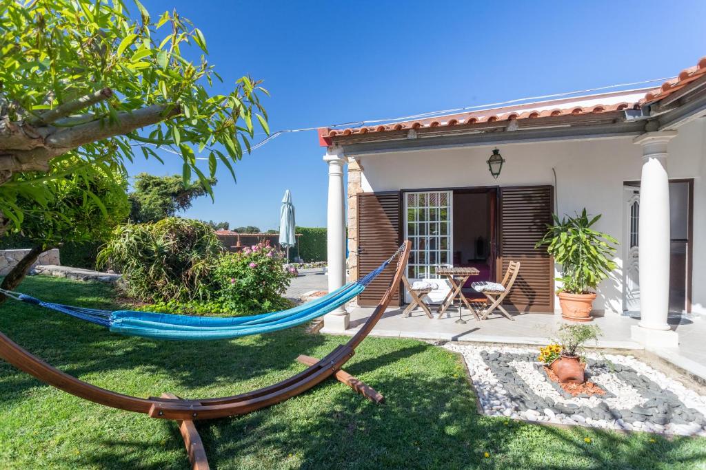 Um jardim no exterior de Casa Monteiro - Piscina Interior Aquecida