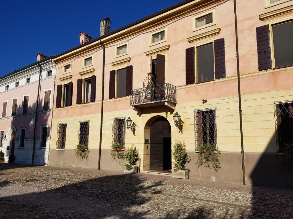 een groot bakstenen gebouw met een balkon bij Hotel Il Duca barbablu in Sabbioneta