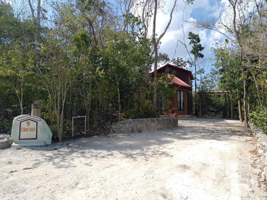 uma casa no meio de uma estrada de terra em Eco Aldea kinich Ahau em Xpujil