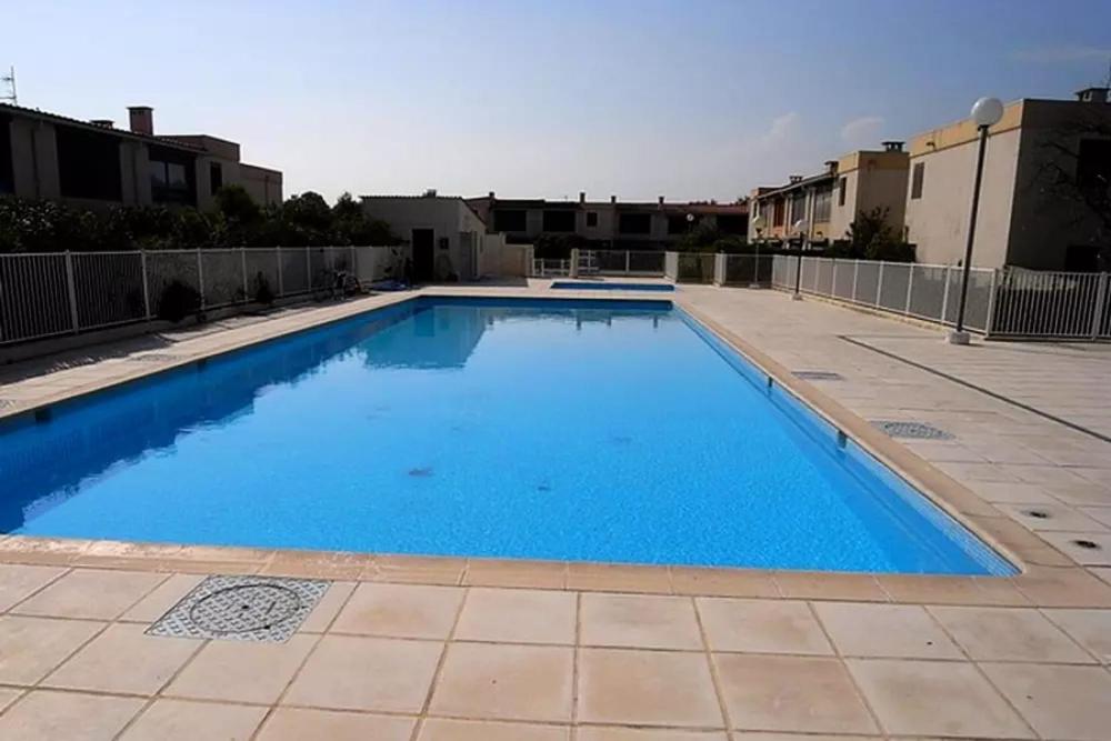 duży niebieski basen w budynku w obiekcie A 8 mn A PIED DES PLAGES APPARTEMENT AVEC PISCINE ET TENNIS w Argelès-sur-Mer