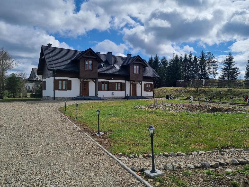 una casa con una entrada de grava delante de ella en Kolejowy Smolnik, en Smolnik