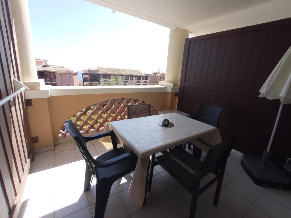 Balkon lub taras w obiekcie Cap Esterel Studio climatisé vue mer partielle
