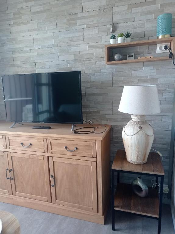 Telewizja i/lub zestaw kina domowego w obiekcie Cap Esterel Studio climatisé vue mer partielle