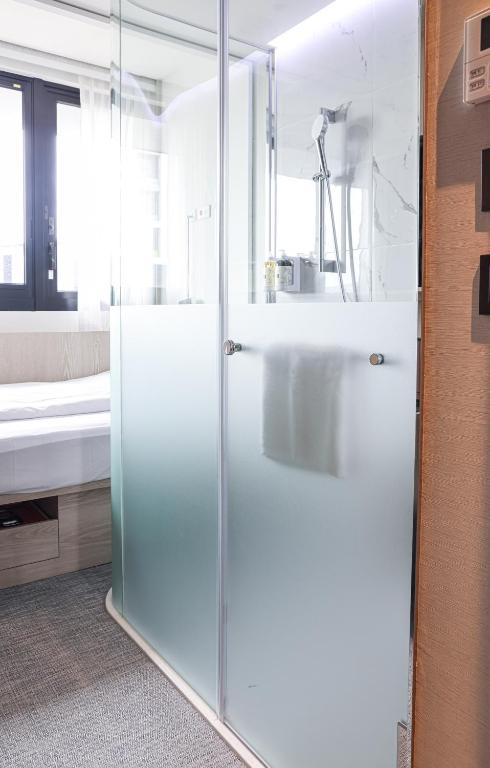 una doccia in vetro in un bagno con lavandino di Royal Jade Boutique Hotel a Taipei