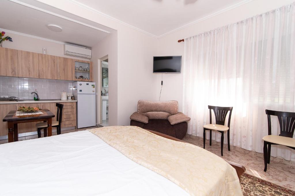 een hotelkamer met een bed en een keuken bij ERLA'S apartment in Tirana