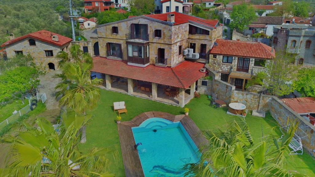 einen Luftblick auf ein großes Haus mit einem Pool in der Unterkunft The Mira House in Ayvalık