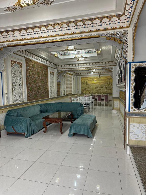 sala de estar con sofá y mesa en TEMUR Hotel, en Bukhara