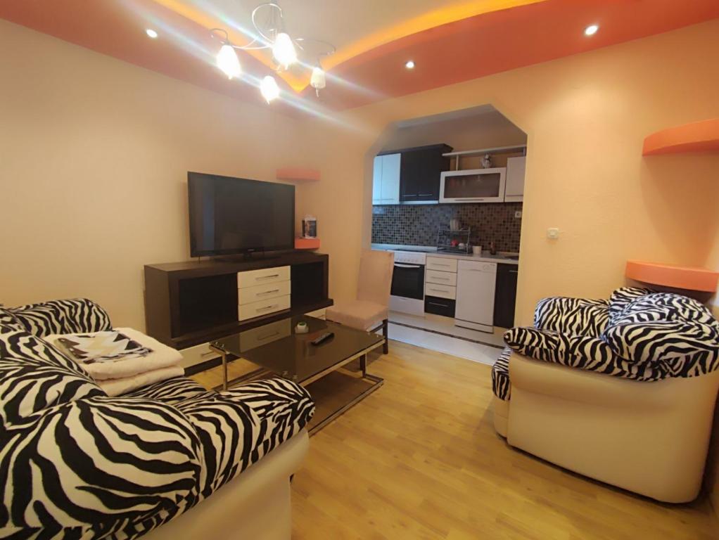 - un salon avec deux canapés et une télévision à écran plat dans l'établissement Gogo Apartments, à Ohrid