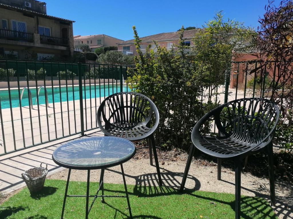 Basen w obiekcie Cosy Appart St Raph, piscine résidence, proche mer lub w pobliżu
