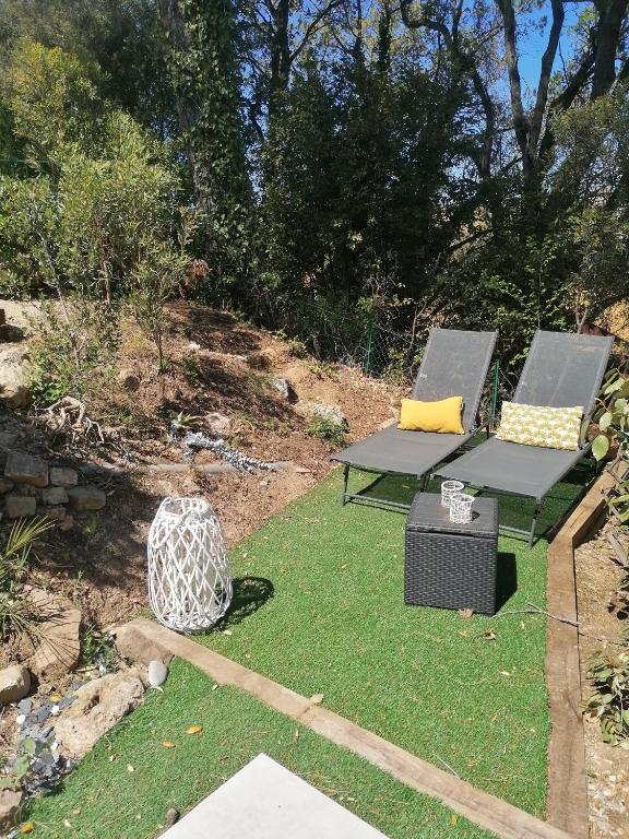 Ogród w obiekcie Cosy Appart St Raph, piscine résidence, proche mer