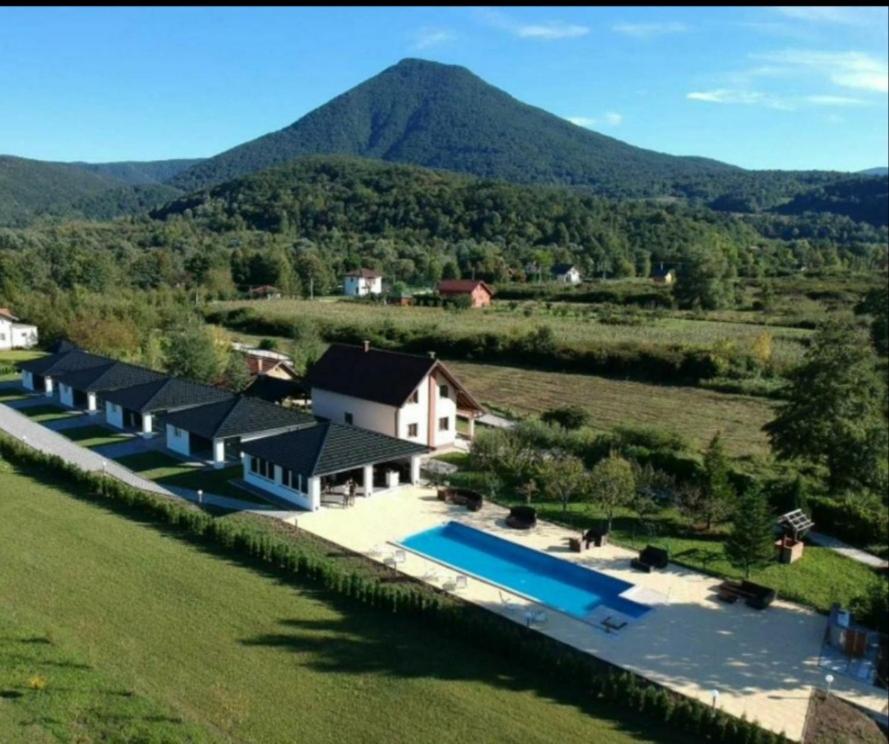 einen Luftblick auf eine Villa mit einem Pool in der Unterkunft Arena Villa Apartmani in Bihać