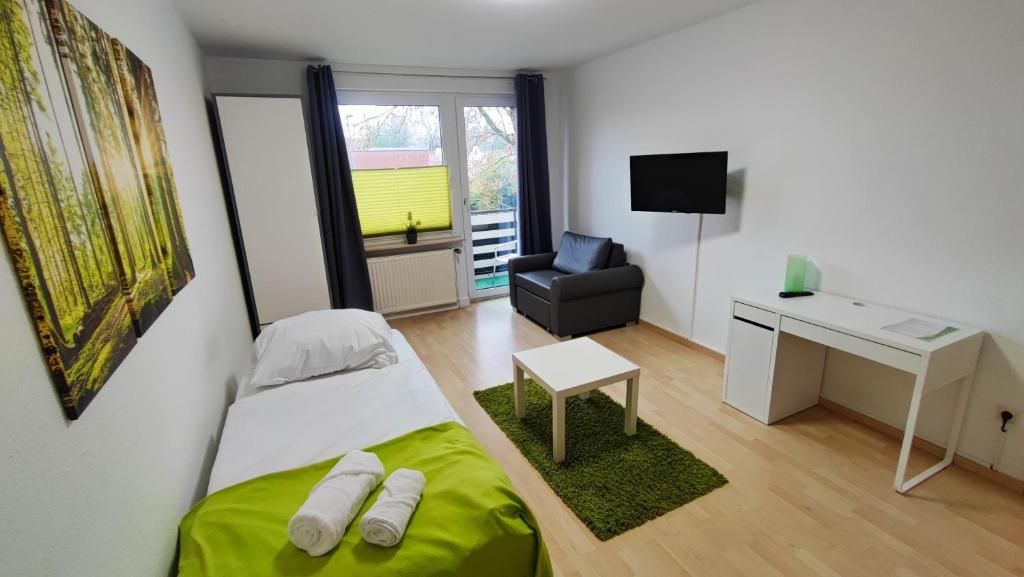 Un dormitorio con una cama, un escritorio y una silla. en Zimmervermietung38 - Nebel, en Salzgitter