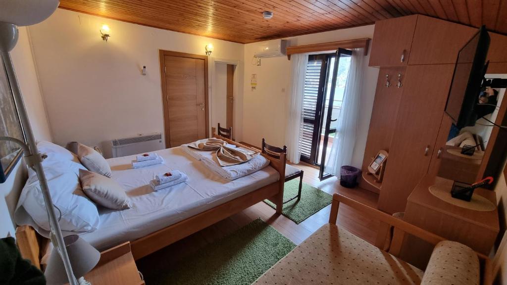 Postel nebo postele na pokoji v ubytování Hotel Bokeljski Dvori