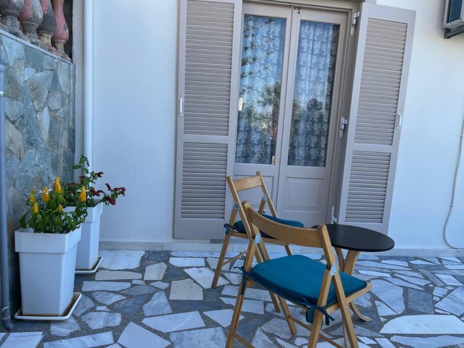 twee stoelen en een tafel voor een deur bij Villa Rena in Istron