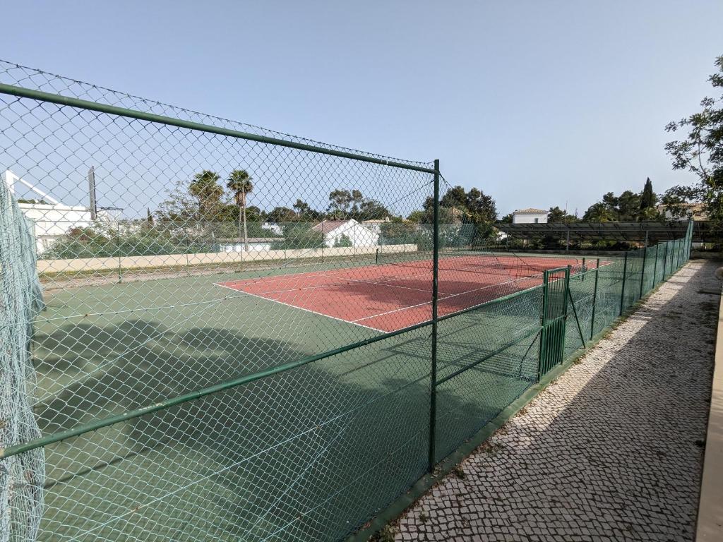 Tenis a/nebo squash v ubytování VilaBplaza by JohnVillas nebo okolí