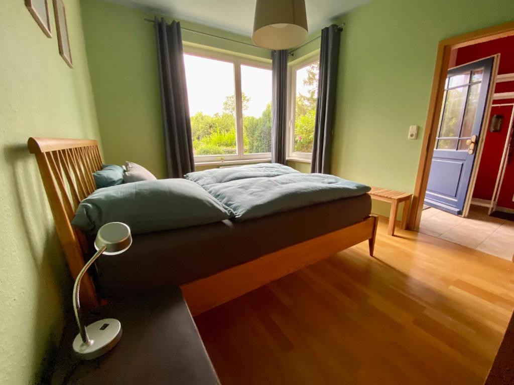 Bett in einem Zimmer mit Fenster in der Unterkunft Fewo am Theater mit Terrasse und Stellplatz in Stralsund